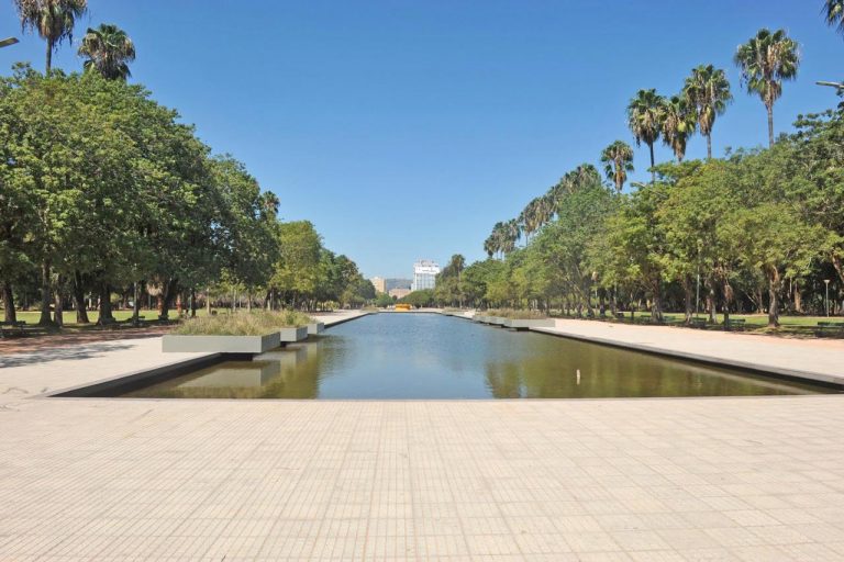 Os barulhos da cidade e o silêncio aos domingos Os barulhos da cidade e o silêncio aos domingos
